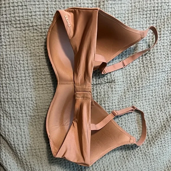 SKIMS Wireless Form T-shirt Demi Bra - Picture 4 of 6